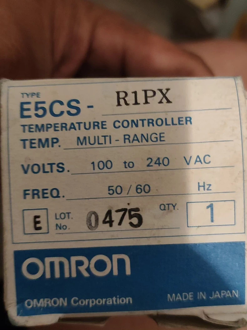 New In Box OMRON E5CS-R1PX Temperature Controller