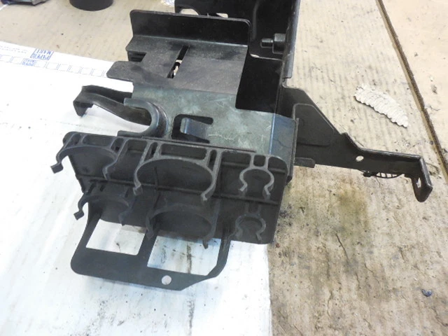 2002 - 2005 Volkswagen Passat ABS/Brake Vacuum Pump Mount Bracket V6 4B0614119 - Image 4 of 4