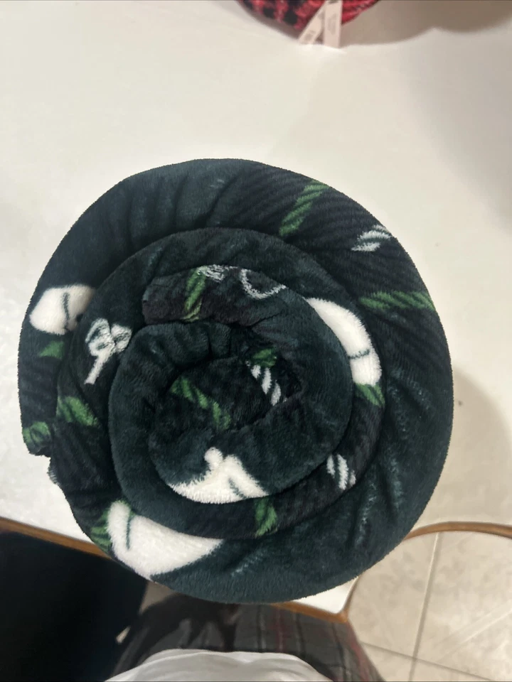 Acogedora manta de felpa rosa verde con perros blancos y logotipo Foto 3 de 3