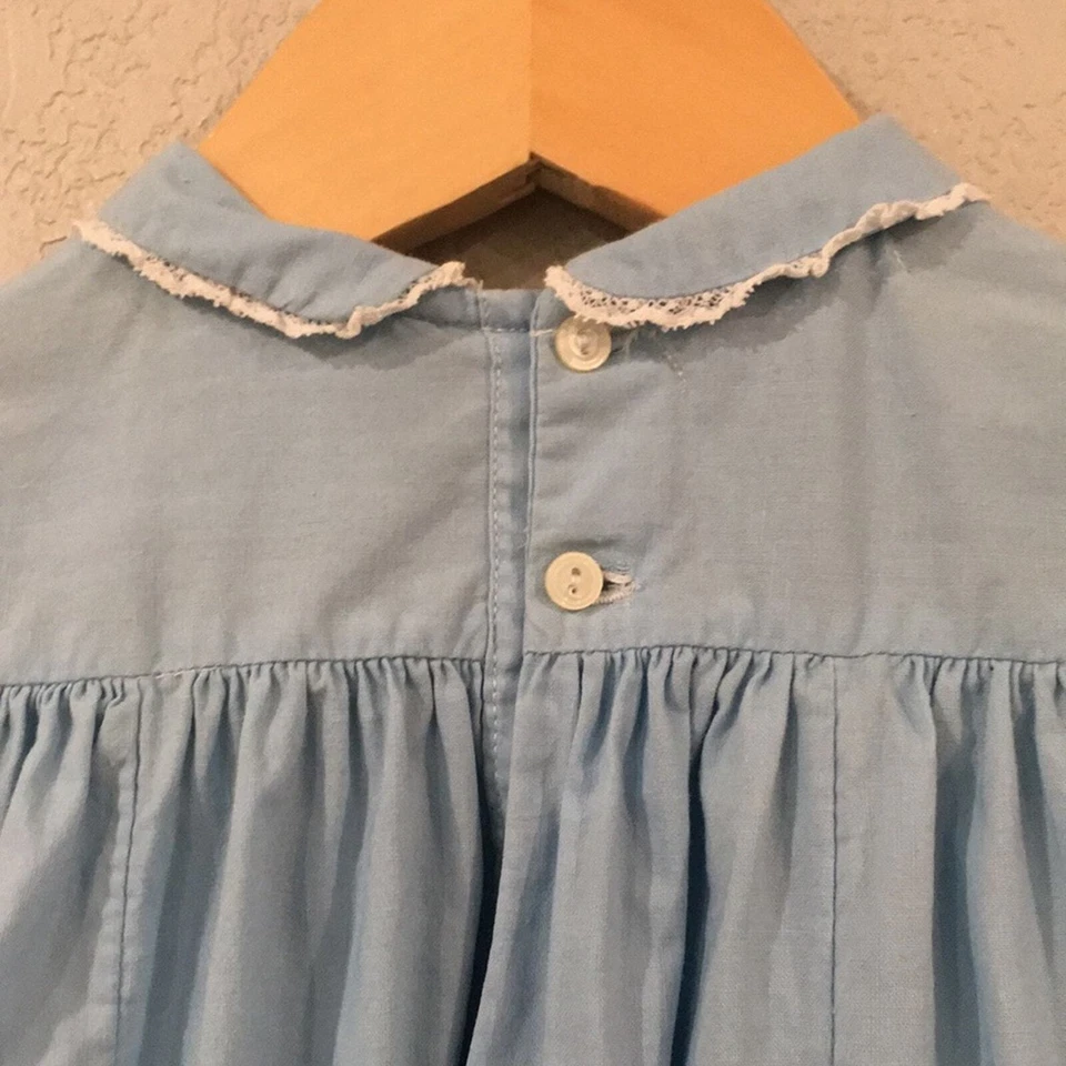 Antigo Vestido Polly Flinders Bebê Menina Tamanho 12M Azul Costurado à Mão Anos 1950 Vintage - Imagem 4 de 4