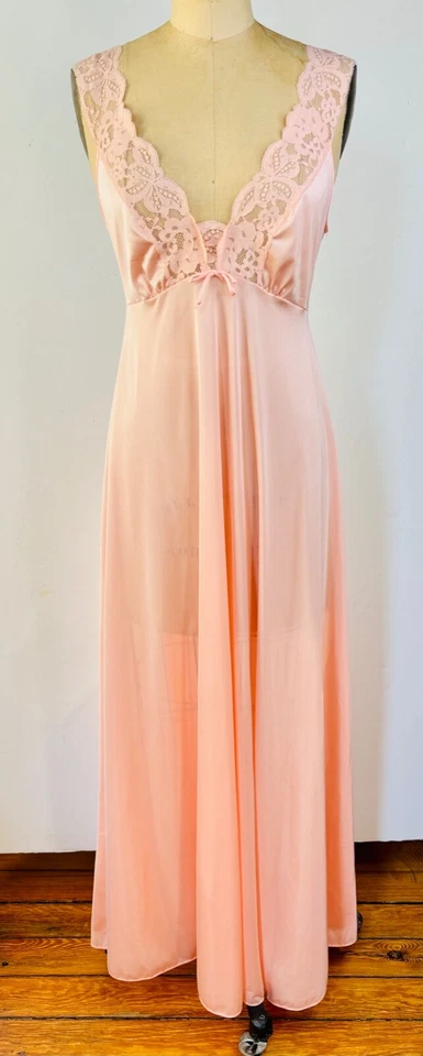 NOVA CAMISOLA OLGA PÊSSEGO VARREDURA TOTAL 9638 E ROUPÃO PEIGNOIR 9736 RENDA GOLA V*M - Imagem 2 de 4