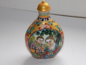 CHINESE HAND DECORATED PORCELAIN SNUFF BOTTLE & STOPPER WITH CHINESE SCRIPT