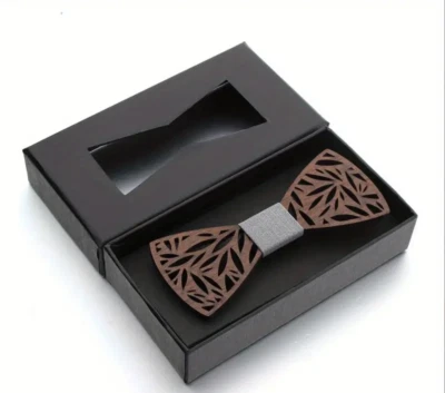 Edle Holzfliege mit filigranem Muster – Inklusive Geschenkbox - Bild 1 von 4