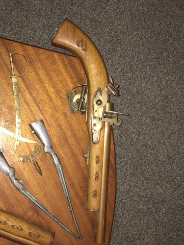 Fantastic Wall Mounted Flintlock Pistols Royal Welch Regiment 22" MADE IN UK - Picture 4 of 6