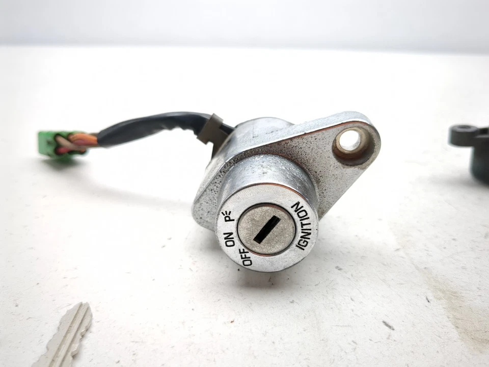 98-04 Suzuki VZ800 Juego de bloqueo de merodeador interruptor de encendido con tapa y llave Foto 4 de 4