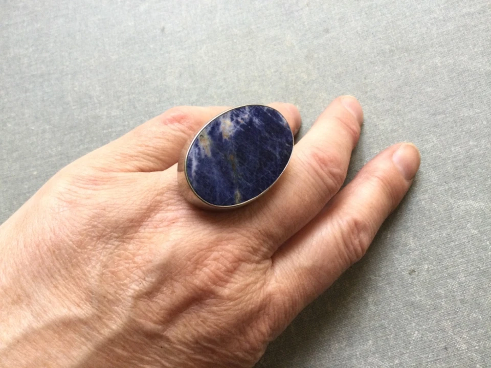 Anel de declaração SODALITA formato oval pedra preciosa prata esterlina tamanho 7,6,8 ajustável - Imagem 3 de 4