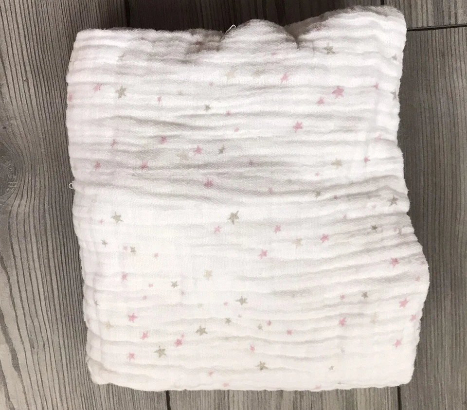 Cubierta de almohadilla cambiadora contorneada estrellas gris rosa Adén + Anais muselina algodón Foto 3 de 4