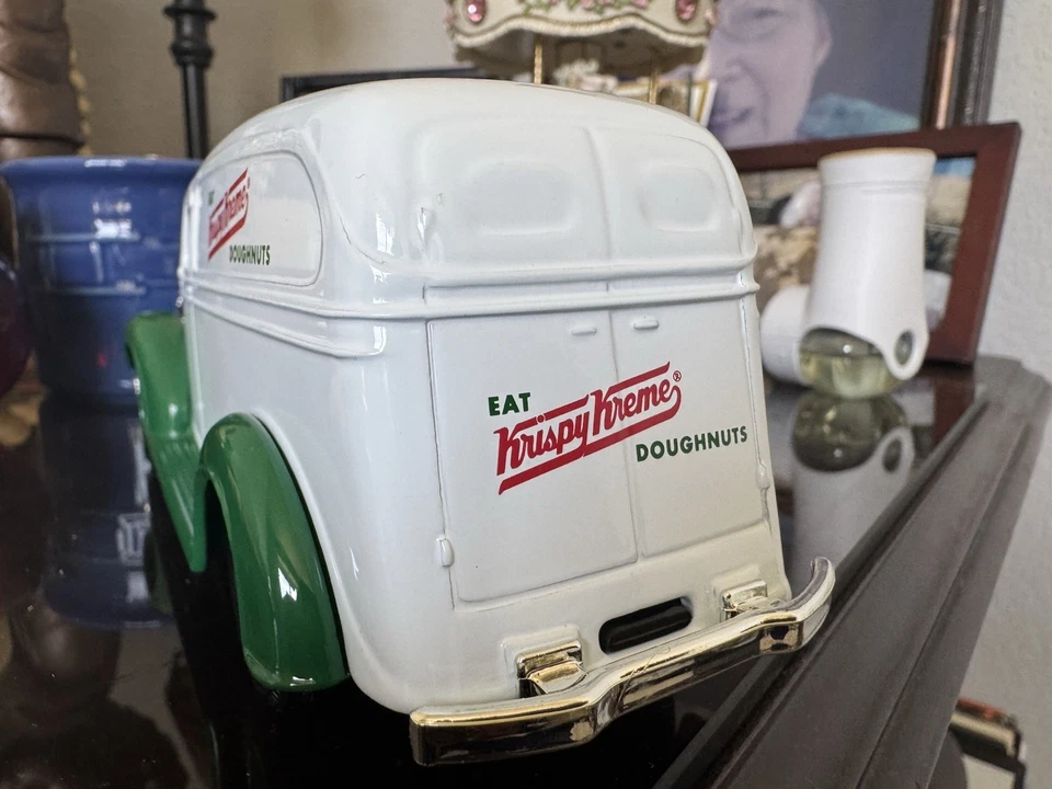Camión Krispy Kream Donuts 1938 Chevy Panel Truck con licencia de GM Corp Foto 4 de 4