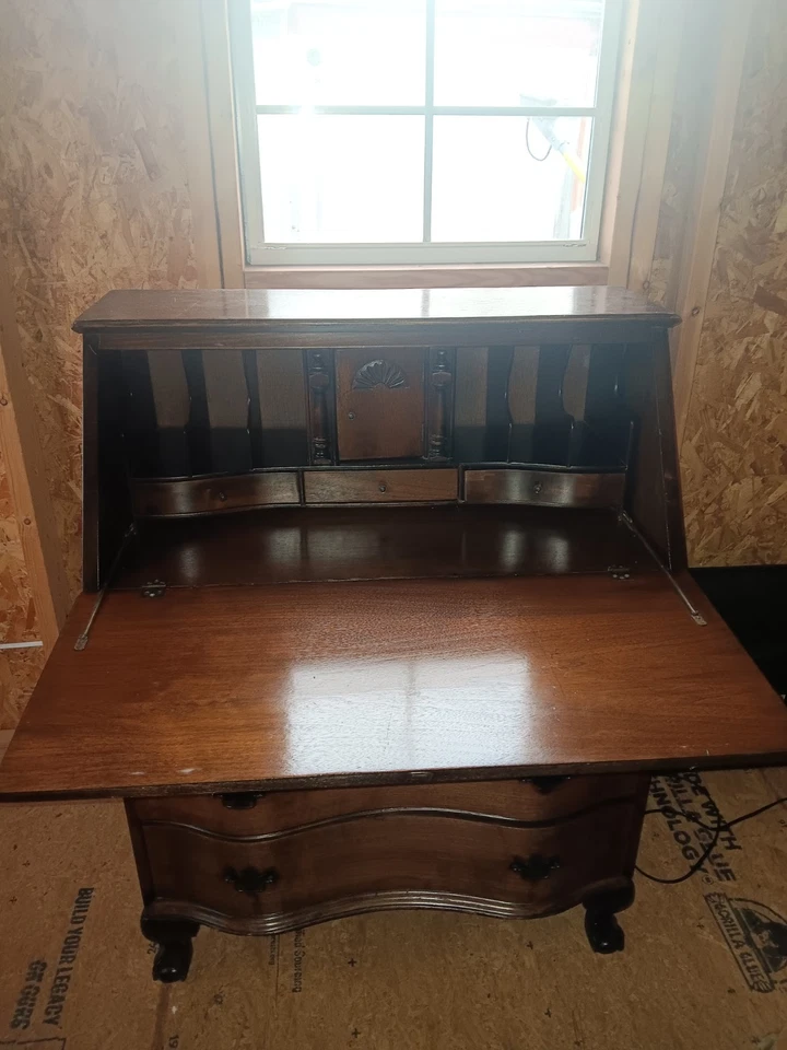 Antiguo escritorio de secretaria de caoba con patas de garra Foto 2 de 3