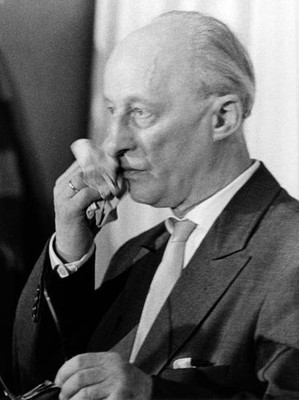 President of GDR parliament Volkskammer Johannes Dieckmann cleans - Old Photo