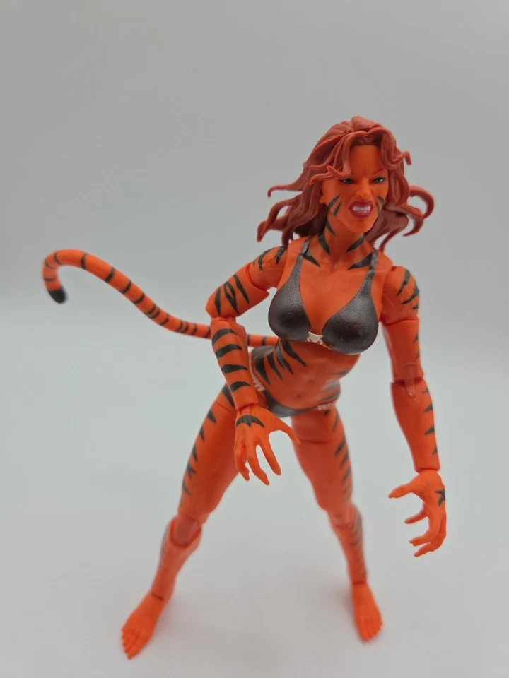 Figura Marvel Legends Tigra West Coast Avengers de paquete de 5 completo usado en excelente estado  Foto 2 de 4