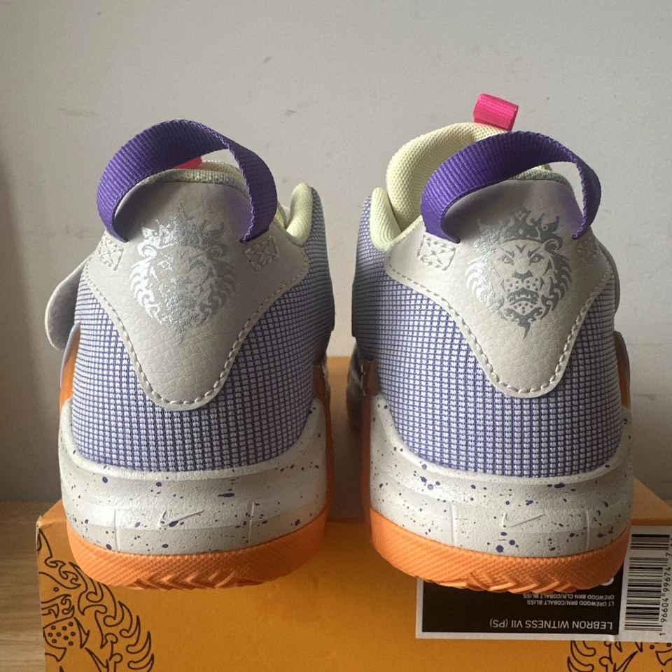Talla 3Y/4.5W - Nike LeBron Witness 7 Action Uva Naranja Vivo DQ8647-101 Foto 3 de 4