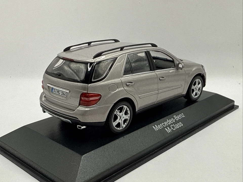 Mercedes ML Type 164 1/43 Minichamps - Photo 2/3