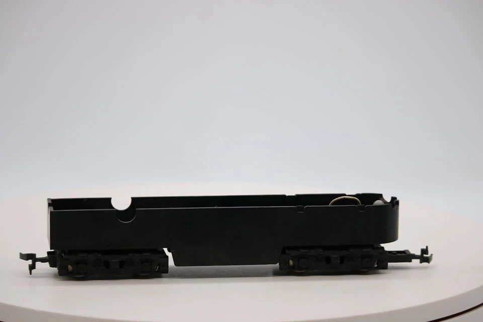 HO SCALE LOCOMOTIVE FRAME WITH INTERIOR PARTS. NO SHELL. - Image 4 of 4