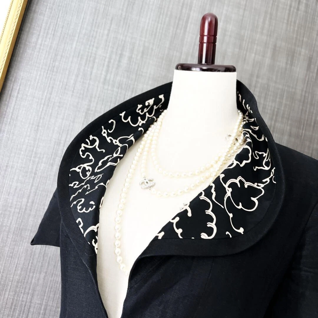 Giacca CHANEL Coco Mark bottoni manica corta nera estiva donna