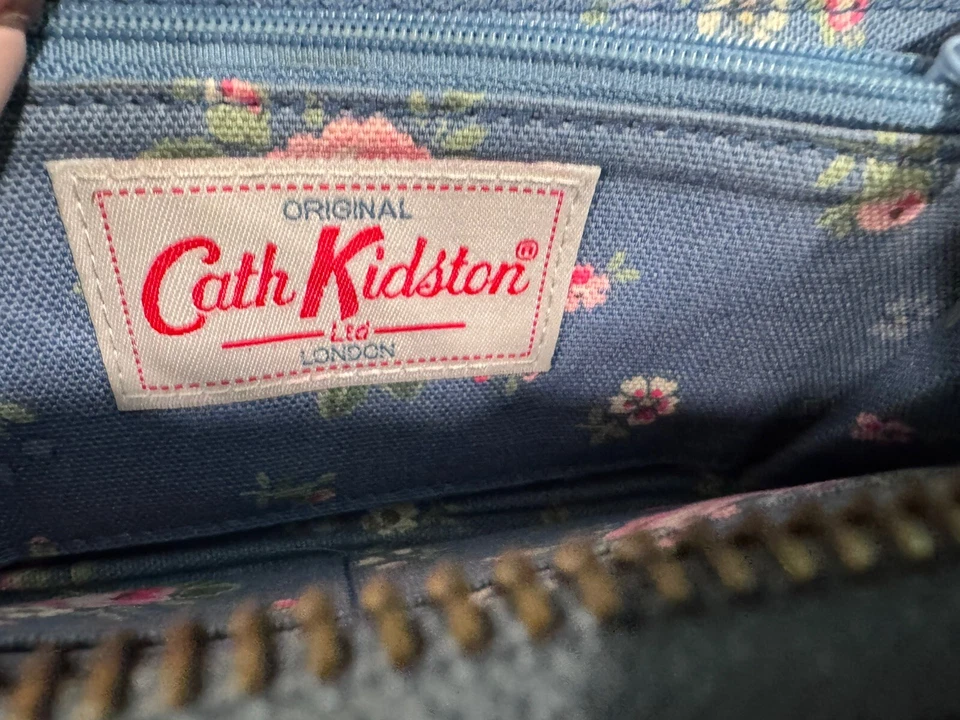 Cartera con cremallera Cath Kidston estampado rosa PVC revestimiento ranuras para tarjetas rosa azul Foto 2 de 4