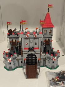 LEGO 7946 King's Castle -  Complete castle with most figs. 