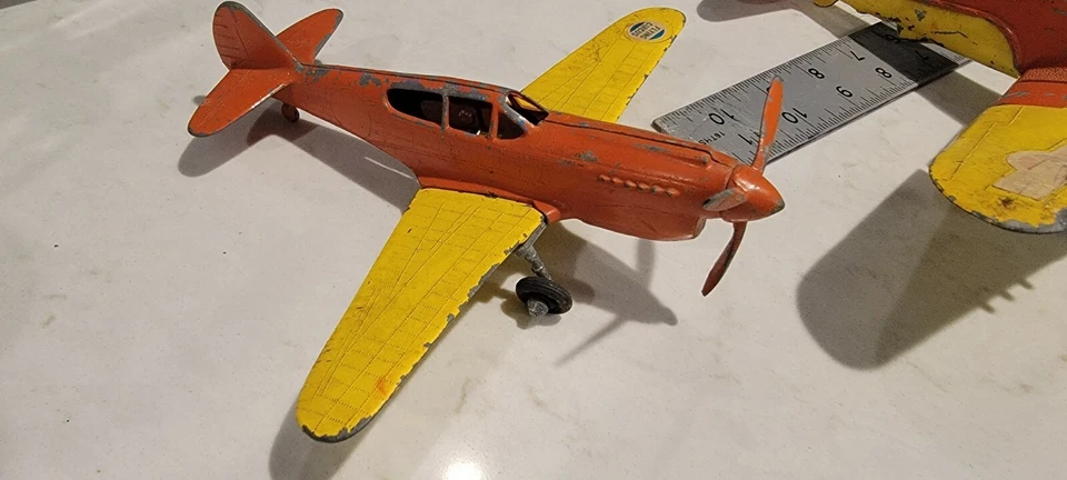 3 Aviones de Juguete Hubley De Colección Segunda Guerra Mundial - Bombardero, Bombardero, P-40 Foto 2 de 4