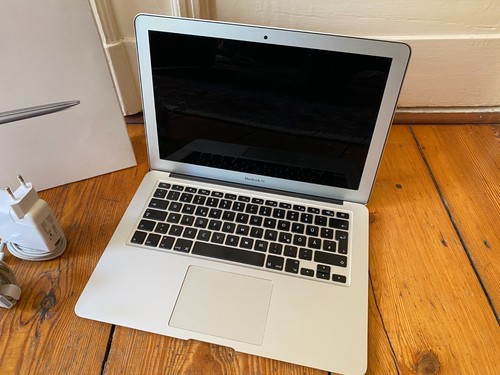 MacBook Air 13” mediados de 2013 A1466 | 1,4 GHz i5 | 4 GB RAM | 128 GB SSD | Excelente estado - Imagen 2 de 9