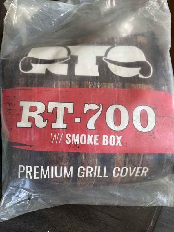 Recteq RT-700 With Smoke Box Grill Cover
