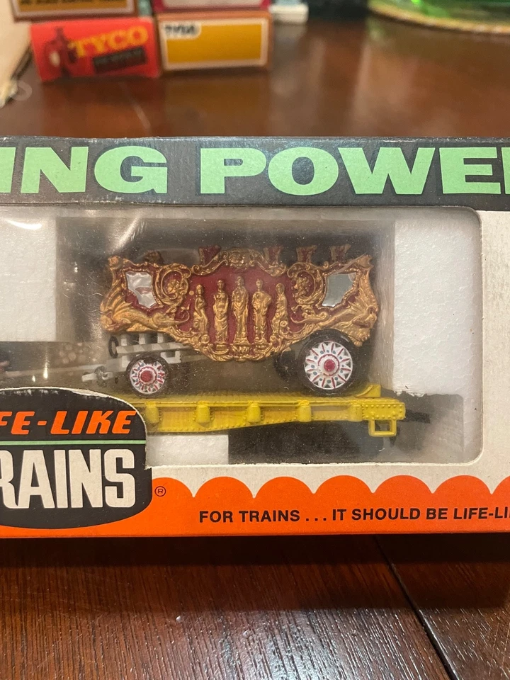 Vintage Life-Like HO  #T-587 Five Graces Bandwagon Car with Tractor circus car - Image 3 of 4