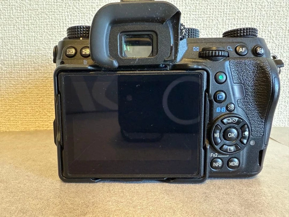 Cámara de fotograma completo Pentax K-1 DSLR con 2 lentes, LCD inclinable, 2 baterías, caja Foto 3 de 4