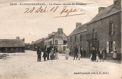 CPA 22 - PLOUGUERNEVEL (Côtes d'Armor) - La Place, Route de Gouarec (animiert)