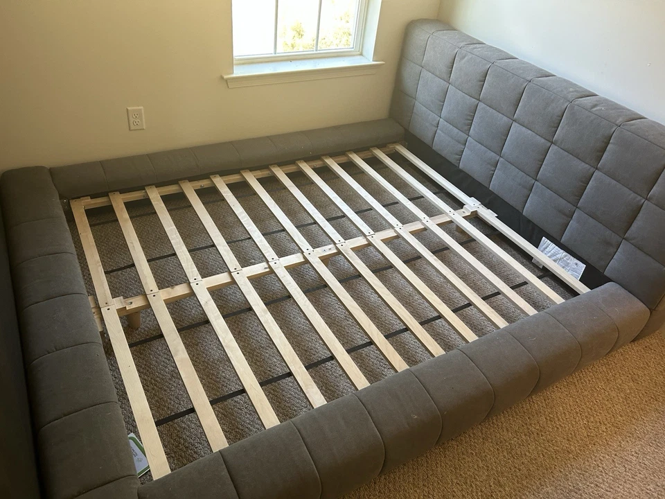 Marco de cama y cabecero acolchado gris queen - Pottery Barn Foto 3 de 4