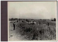 WWII, *DIGGING IN* US MARINES SET UP CAMP IN GUADALCANAL IN PHOTO 