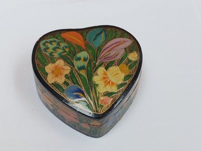 Blumenverzierter Lack in Herzform Box