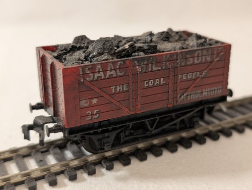 Trix 1368 OO Spur 7-Planken offener Mineralwagen - "Isaac Wilkinson Ltd" rot | Zustand: Used