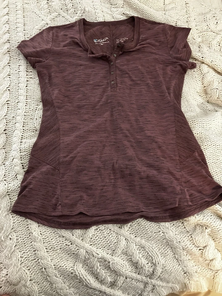 Top Henley de manga corta Svenna púrpura ciruela Kuhl lindo detalle de botones talla M Foto 4 de 4