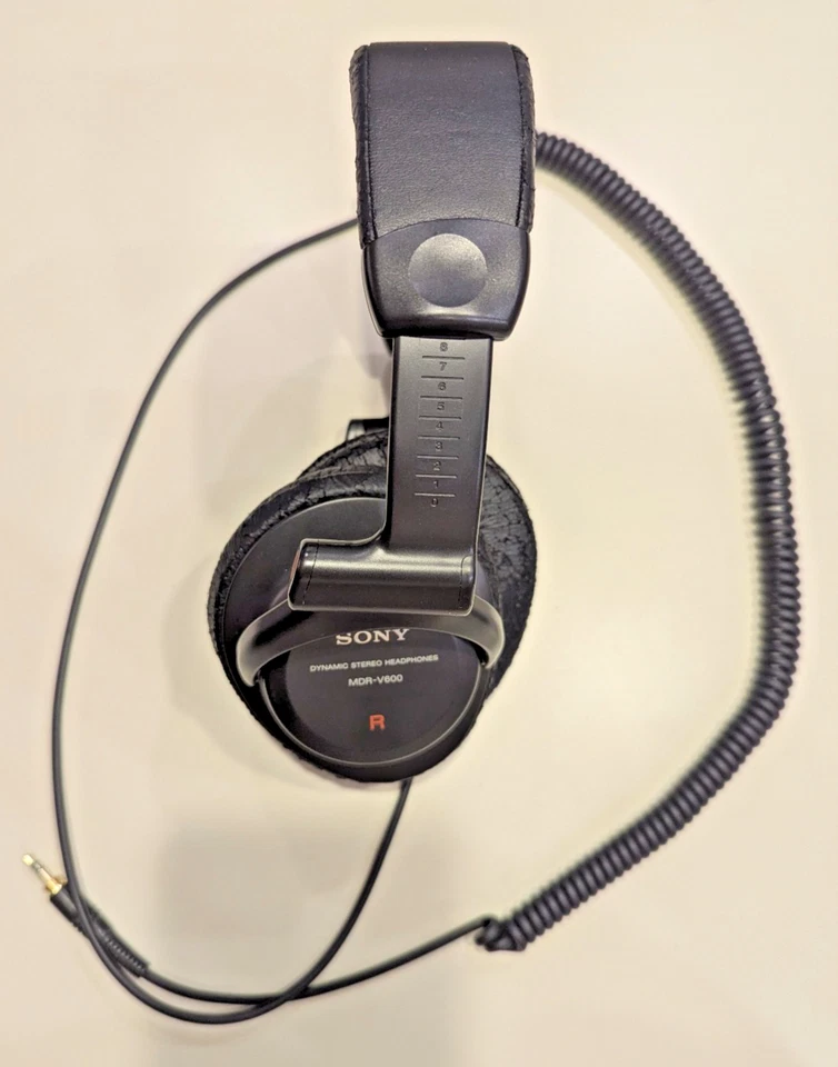 Динамические стереонаушники Sony MDR-V600 — закрывающие ухо — черные - Изображение 2 из 4