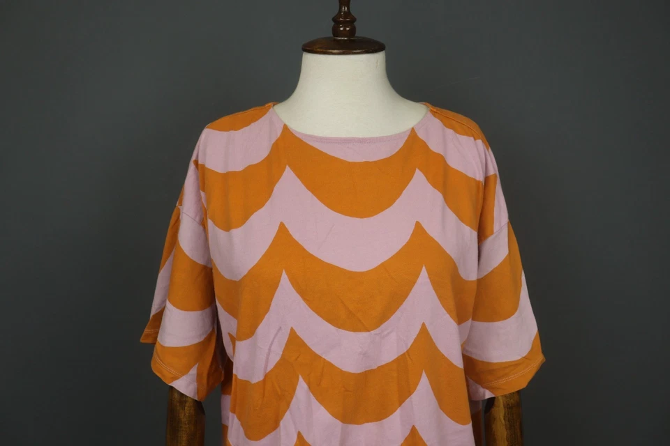 Camiseta Pullover Cuello Redondo Estampado Ondas Naranja Rosa Marimekko X Uniqlo Talla XL Foto 2 de 4