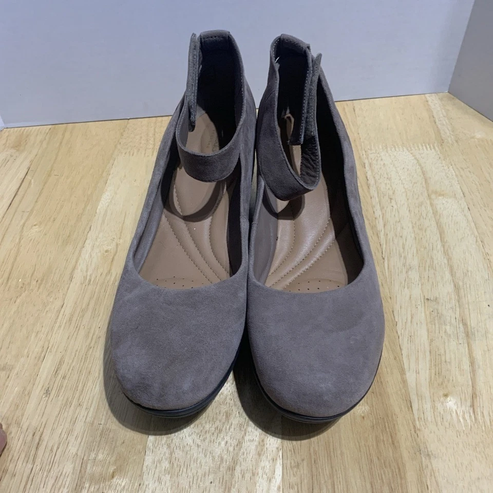 Clarks Artesanal Wynnmere Gamuza Correa al Tobillo Zapatos de Cuña Talla 10M Taupe Foto 2 de 4