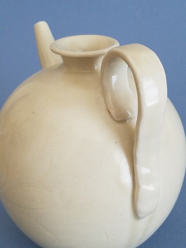 Song Dynasty Ding Yao Carved Pot (宋代定窯刻花壺) - Picture 8 of 12