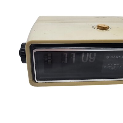 Vintage SANYO AM/FM Flip Clock Radio RM5031 - For PARTS or