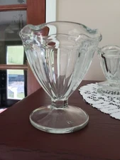 VTG Tulip Ice Cream Sundae/Parfait Footed Glass Bowl Clear 4" tall & 3.5" diam.