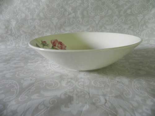 Knowles USA 51-11 Serving /Vegetable Bowl Rose's & Bud Pinks - Picture 2 of 9
