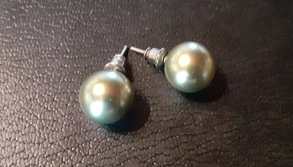 Boucle d'oreilles perle celluloïd nacré vert métal couleur argent vintage XX - Photo 1/1