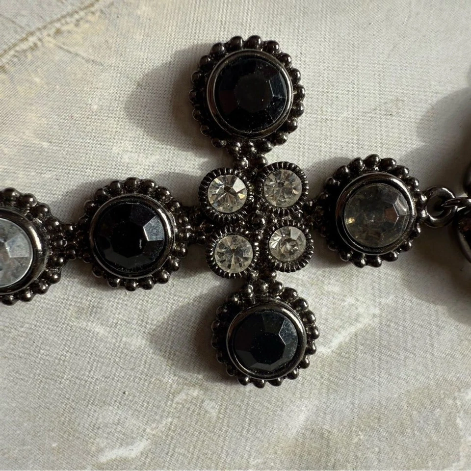 Collar colgante cruz estrás negro y transparente Cookie Lee Gunmetal Foto 3 de 4