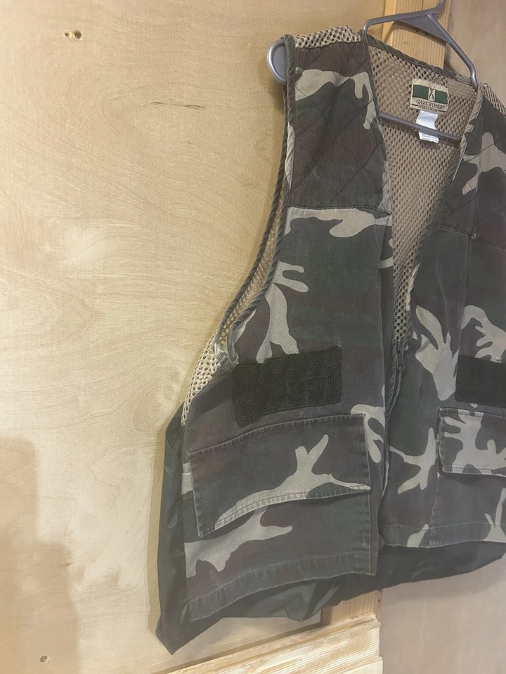 Vintage Game Winner Sportswear Hunting Vest Size L Padded Shoulder Canvas Camo - Image 3 of 4