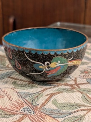 Chinesische Qing Cloisonne Schale 11 cm Drache auf schwarzem Boden mit glückverheißenden Wolken