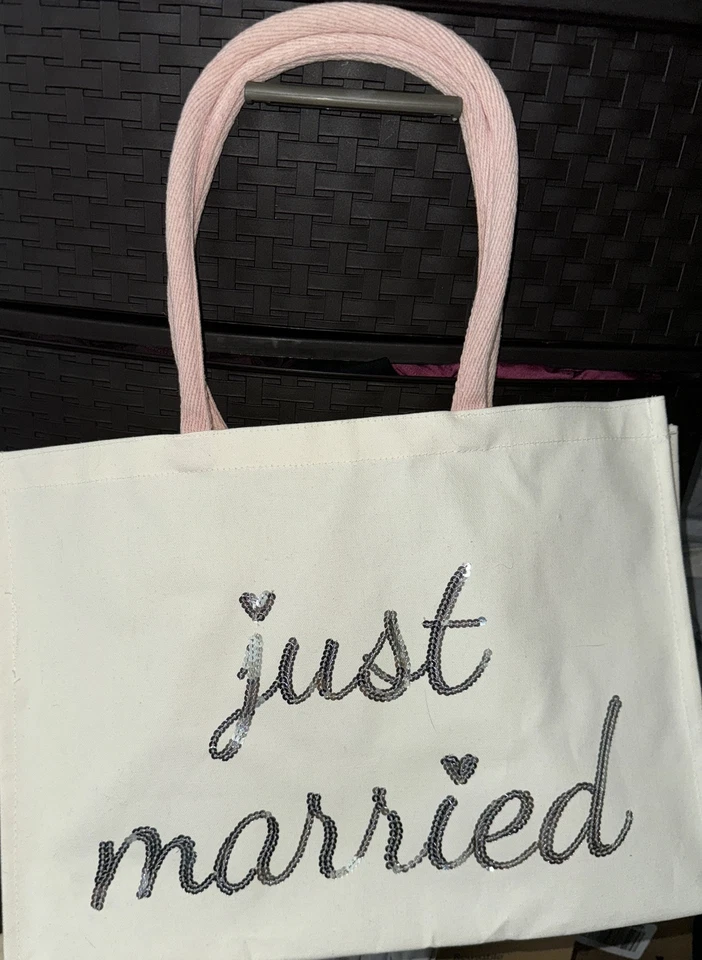 NUEVO CON ETIQUETAS ~ CYNTHIA ROWLEY ~ Bolso de Mano de Lona Blanco y Rosa Recién Casado con Lentejuelas Plateadas Foto 2 de 2