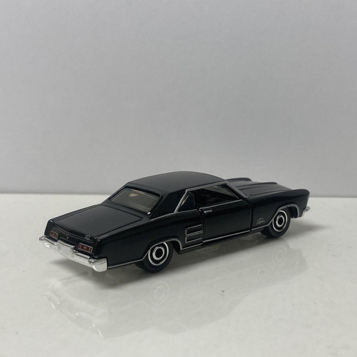 1964 64 Buick Riviera Collectible 1/64 Scale Diecast Diorama