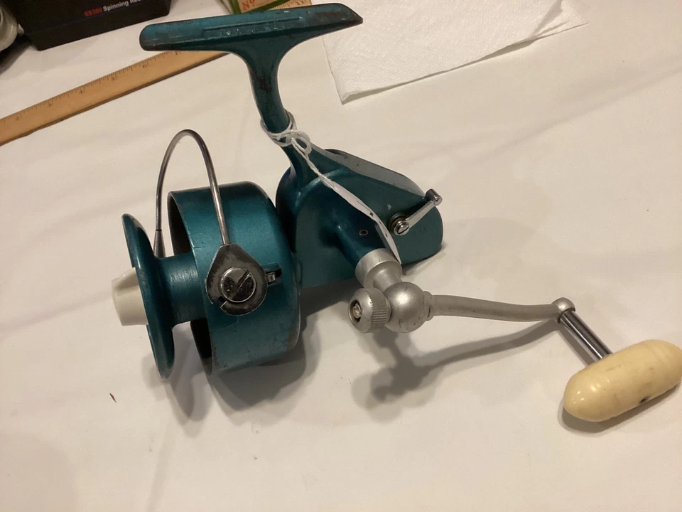Carrete de pesca giratorio de agua salada Penn 704 de colección hecho en EE. UU. recuperar a mano izquierda Foto 2 de 4