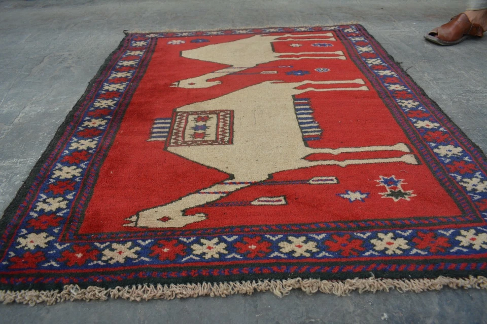 Tapete de camelo afegão raro 3x3 – Campo vermelho com dois motivos de camelo – Exclusivo - Imagem 2 de 4