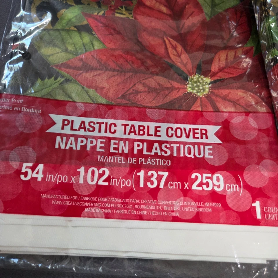 Juego de mantel y servilletas Holiday Elegance flor de pascua sobre fondo negro y dorado Foto 3 de 4