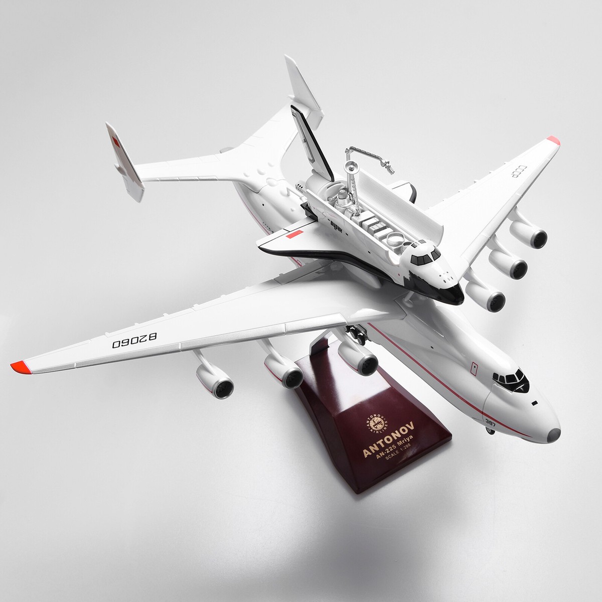 Antonov 225 モデル 1/200 スケール Amazon.com: 1:200 Scale Antonov AN-225 Mriya Model Aircraft