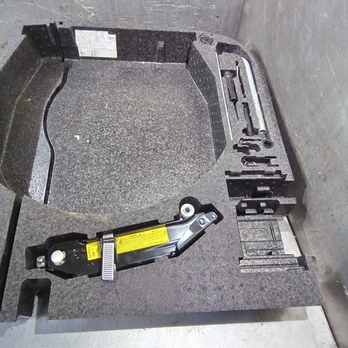 Audi TT Mk2 8J 2006-2014 Complete Spare Wheel Tool Kit, Jack & Foam Holder - Picture 4 of 8